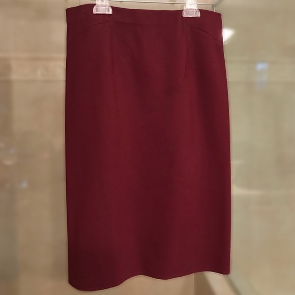 Ann Taylor Burgundy Stretch Pencil Skirt, size 4 - Picture 4 of 7